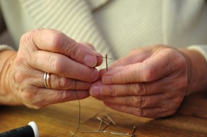 Seniorin beim Nhen