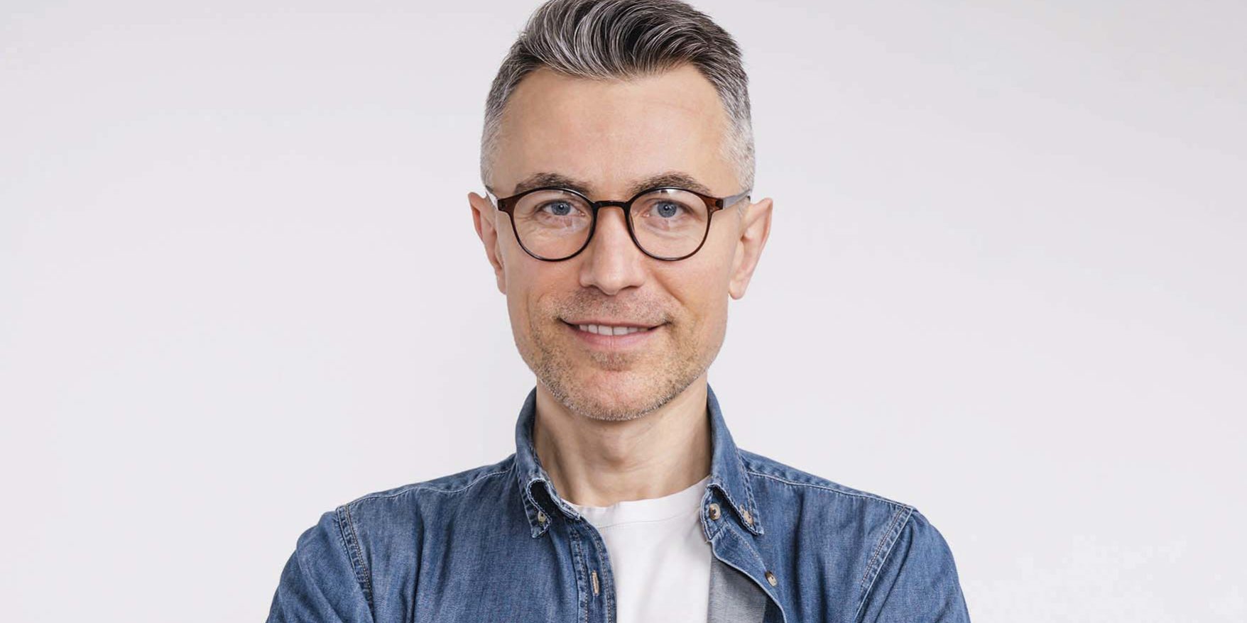 Successful,Caucasian,Middle-aged,Man,In,Casual,Outfit,With,Arms,Crossed